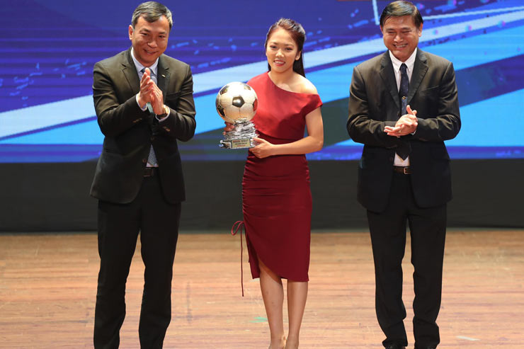 "Quả bóng vàng nữ Việt
Nam 2021" Huỳnh Như diện váy đỏ quyến rũ