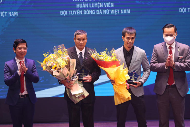 Hai HLV
Mai Đức Chung và Phạm Minh Giang nhận kỷ niệm chương từ ban tổ chức
sau chiến tích lịch sử giúp ĐT nữ và ĐT Futsal nam Việt Nam đoạt vé
dự cúp thế giới