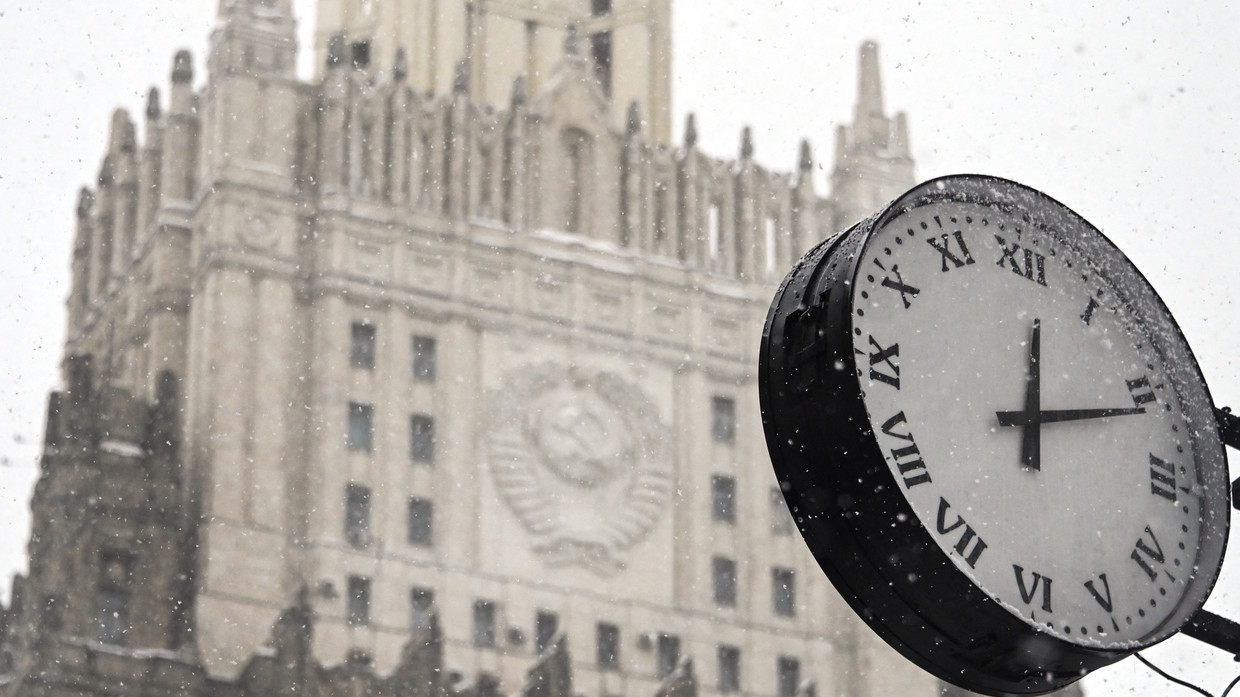 Đồng hồ đặt trước trụ sở Bộ Ngoại giao Nga ở Moscow.