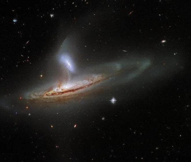 Khoảnh khắc 2 thiên hà cách chúng ta 320 triệu năm ánh&nbsp;sáng trao đổi vật chất - Ảnh: Hubble/NASA/ESA