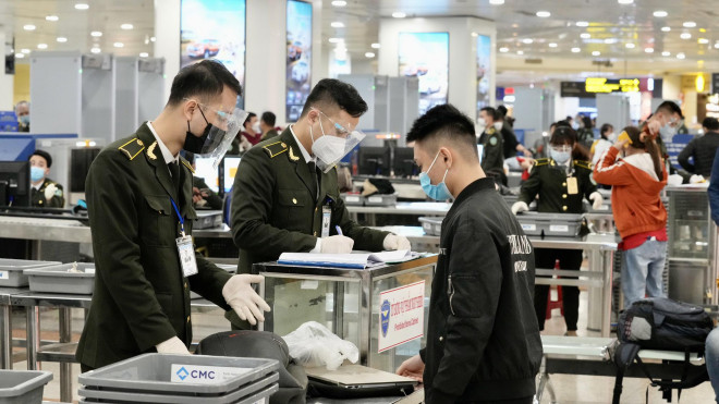 Hành khách làm thủ tục tại sân bay Nội Bài - Ảnh: Phan Công