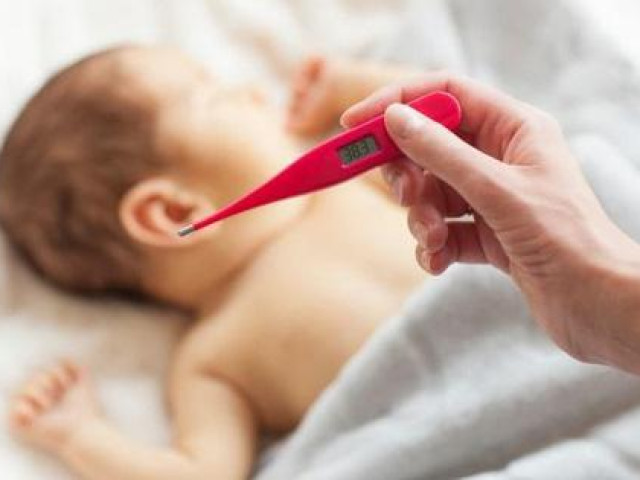 Sức khỏe đời sống - Con sốt, bố mẹ không nên làm những điều này, nhất là hai điều cuối kẻo gây hoạ cho con