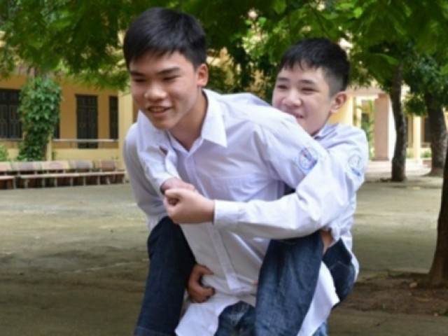 Bạn trẻ - Cuộc sống - Xúc động câu chuyện cậu học trò hơn 1.400 ngày cõng bạn đến lớp