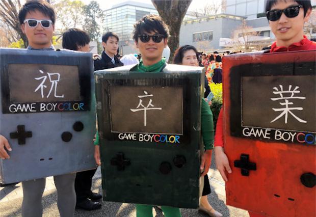 Sinh viên hóa trang thành các game thủ cùng với dòng chữ được ghép lại - "Chúc mừng tốt nghiệp"