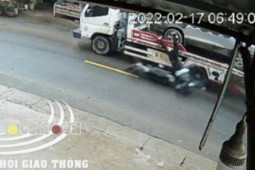 Tin tức trong ngày - Clip: Phóng nhanh, nữ sinh đi xe máy tông trúng người đàn ông trên phố