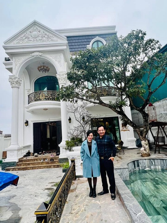 Nghệ sỹ&nbsp;Quang Tèo khoe biệt thự hoành tráng ở ngoại thành Hà Nội: '60 năm cuộc đời, đi khắp đất nước mới xây được'.