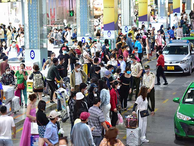 Những ngày qua, hành khách từ sân bay Tân Sơn Nhất đón taxi để về nhà rất khó khăn và phải chờ trong nhiều giờ