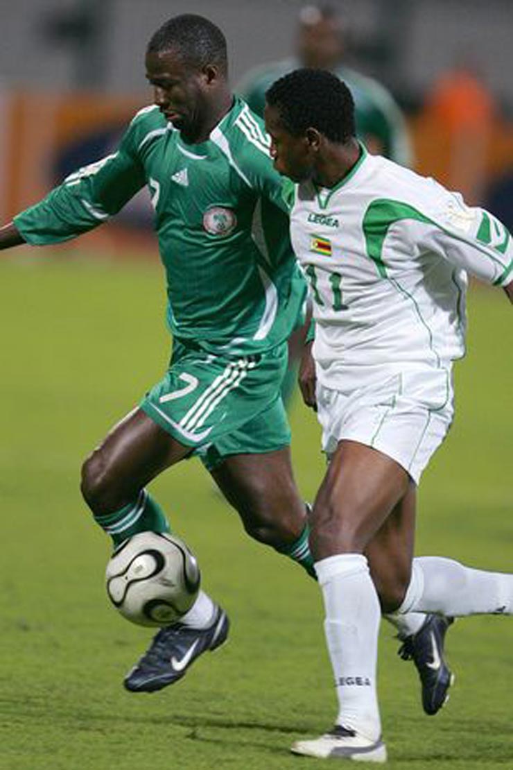 Cựu hậu vệ Charles Yohane (áo trắng) từng dự 2 kỳ CAN liên tiếp