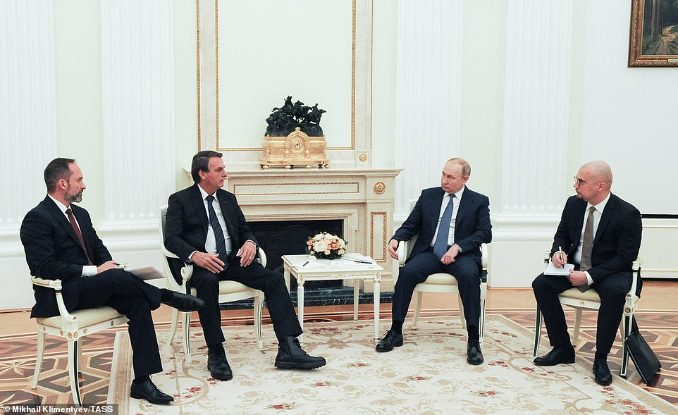 Ông Bolsonaro không phải giữ khoảng cách khi gặp ông Putin.