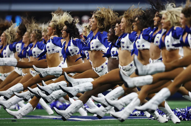 Dàn người đẹp chọn cách giải quyết "êm đẹp" cùng CLB Cowboys