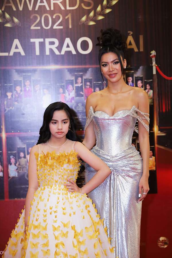 Đỗ Thanh Nhi chụp hình cùng siêu mẫu Minh Tú