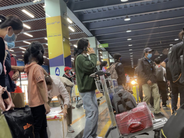 Tin tức trong ngày - "THẾ GIỚI TAXI RIÊNG" Ở SÂN BAY TÂN SƠN NHẤT (*): Lãnh đạo sân bay thừa nhận có "taxi dù"!