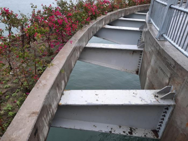 Các khoảng trống rất nguy hiểm nếu có người vô tình sa chân vào