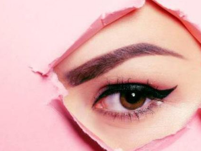 Làm đẹp - Tự làm serum cho lông mày thưa và mỏng