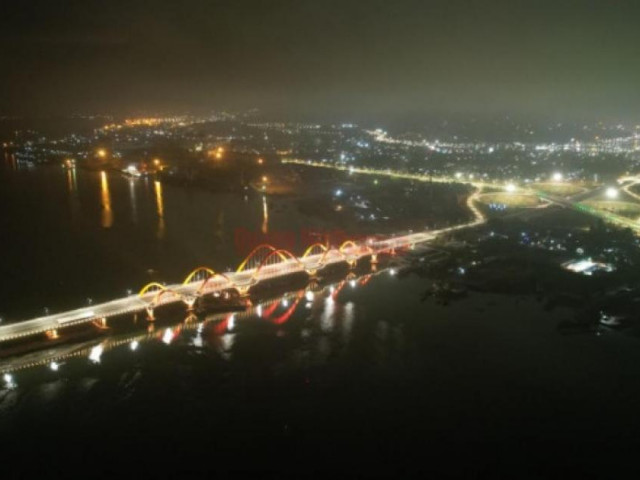 Tin tức trong ngày - Du khách "thót tim" khi check in trên cầu Tình Yêu