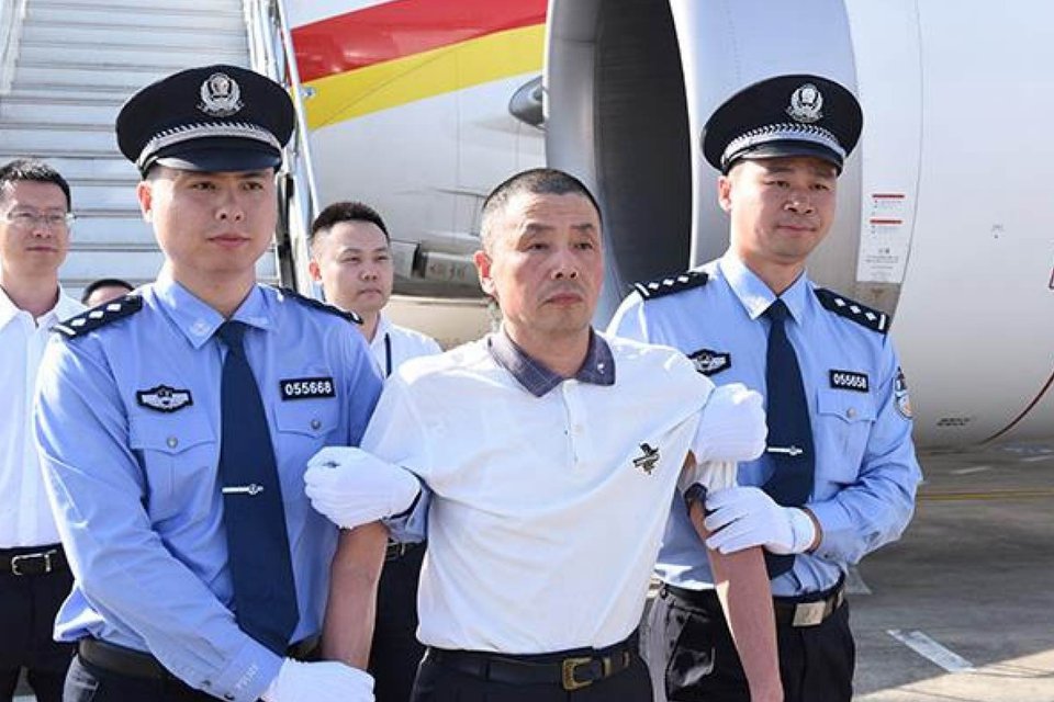 Nghi phạm tham nhũng Liu Baofeng bị bắt về quy án (ảnh: SCMP)
