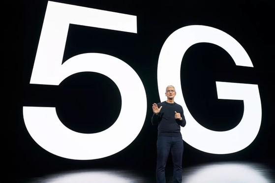 CEO Tim Cook của Apple giới thiệu 5G trên iPhone.