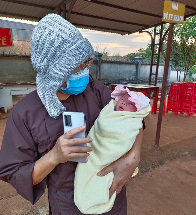 Cháu bé đang được chăm sóc tốt tại Trạm y tế xã Nghĩa Trung, huyện Bù Đăng, tỉnh Bình Phước.
