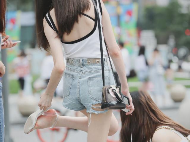 Thời trang - "Bóng hồng" mặc quần bó chẽn hút mọi ánh nhìn trên phố vì quá đẹp