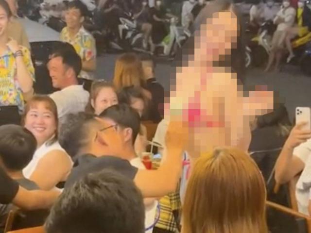 Tin tức trong ngày - Lập biên bản chủ quán thuê người mặc bikini câu khách