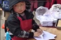 Bạn trẻ - Cuộc sống - Cậu bé gói đồ ăn chuyên nghiệp khiến du khách vừa tròn mắt kinh ngạc vừa xót xa