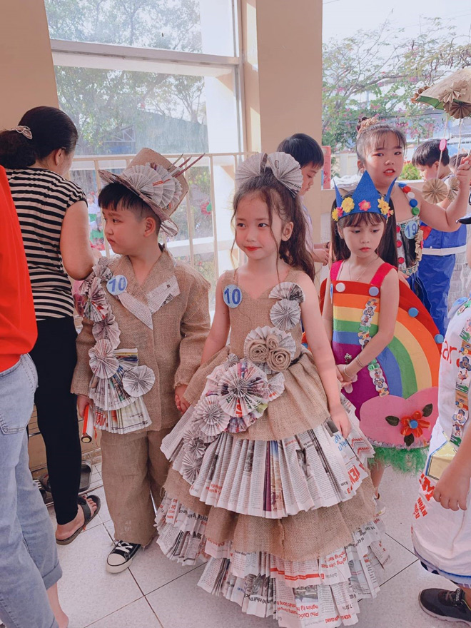 Nguyễn Kim Bảo Ngọc tại cuộc thi thiết kế thời trang tái chế tại trường