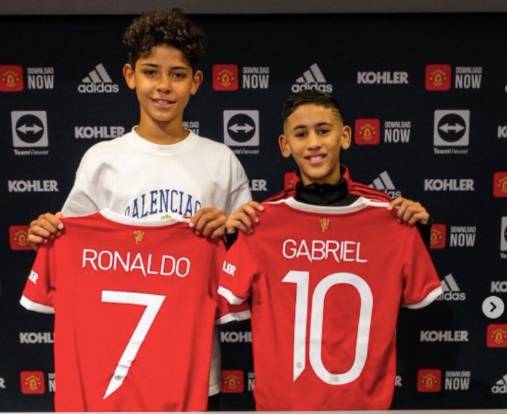 Cristiano Jr. ký hợp đồng với U12 MU, thậm chí được trao áo số 7 như người cha huyền thoại