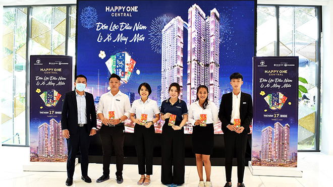 Đại diện chủ đầu tư “thưởng nóng” đầu năm cho chuyên viên tư vấn.