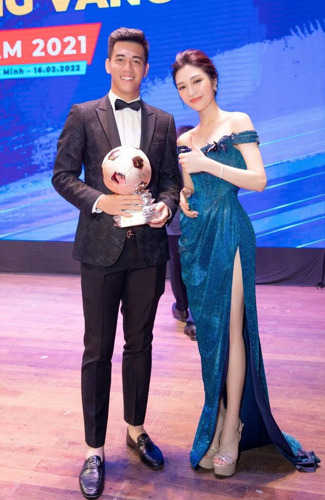 Một trong hai MC của "Lễ trao giải Quả Bóng Vàng 2021" là MC Trần Ngọc Anh. 
