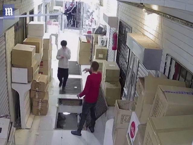 Phi thường - kỳ quặc - Video: "Dán mắt" vào điện thoại, thanh niên rơi xuống hầm và màn hạ cánh không tưởng