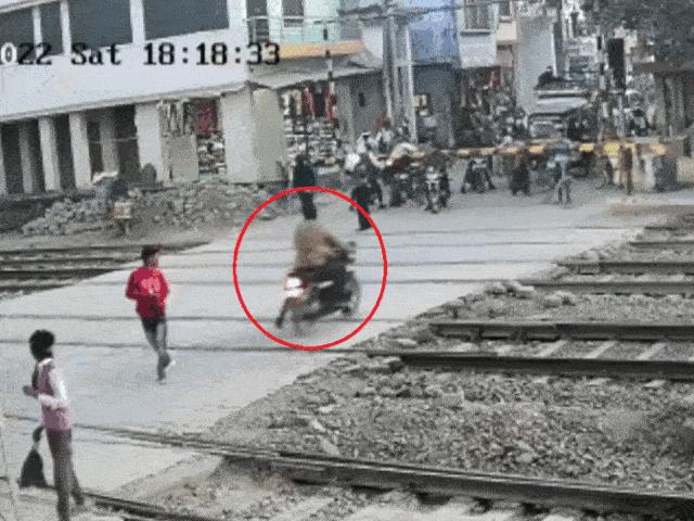 Thế giới xe - Clip: Cố vượt đường tàu, lái xe máy thoát chết trong bàng hoàng