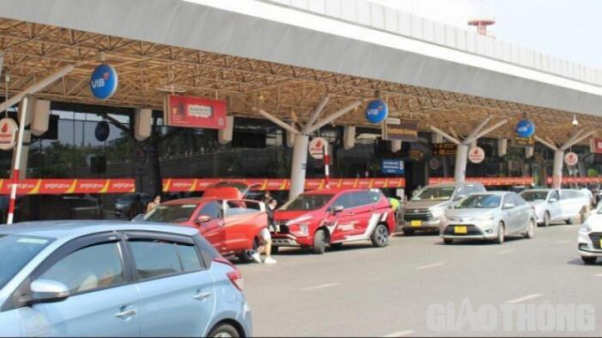 Tình trạng thiếu hụt tài xế taxi xảy ra sau Tết nguyên đán khiến người dân khó tìm được taxi tại sân bay Tân Sơn Nhất.