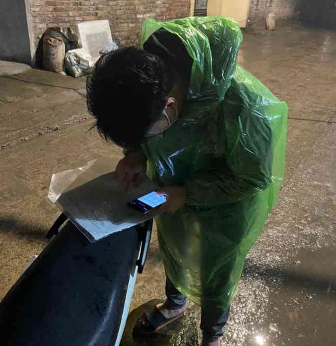 Bất chấp mưa phùn, gió rét, “áo xanh” tình nguyện mang thuốc đến nhà hỗ trợ F0 - 3