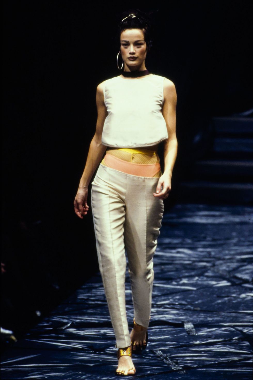 Xu hướng mặc quần cạp trễ khoe nội y được trình diễn trên sàn catwalk.