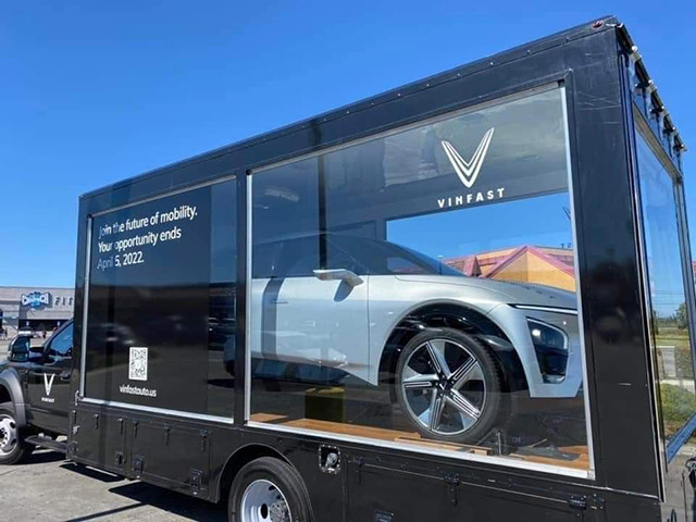 Tin tức ô tô - NÓNG: VinFast VF7 được vận chuyển trên đường phố Mỹ