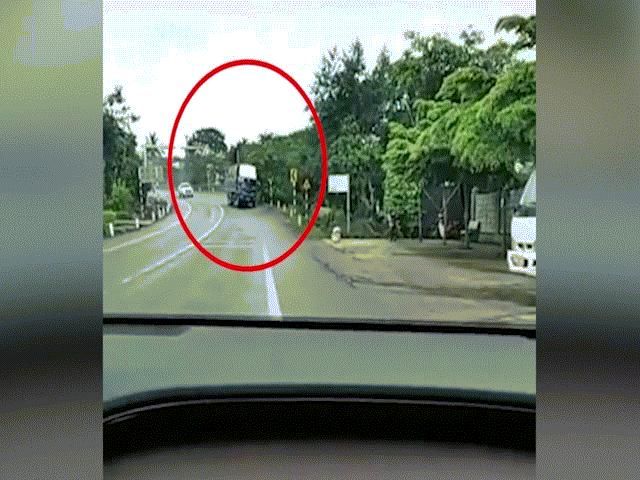 Ô tô - Clip: Kinh hoàng xe tải mất lái, san bằng tất cả trong tích tắc