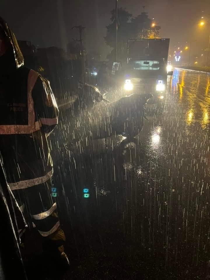 Khi xảy ra vụ tai nạn trời có mưa.