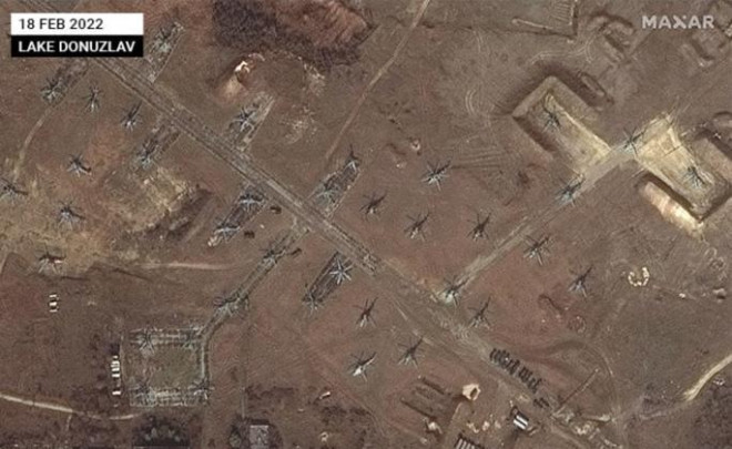 Ảnh vệ tinh: Chiến đấu cơ Nga áp sát biên giới Ukraine - 1