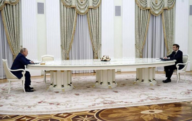 Tổng thống Pháp Emmanuel Macron và Tổng thống Nga Vladimir Putin ngồi ở 2 đầu chiếc bàn dài 4m trong cuộc gặp hôm 7/2. Ảnh - AP