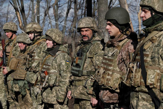 Các binh sĩ Ukraine tại các vị trí chiến đấu gần ranh giới khu vực do phe ly khai thân Nga kiểm soát ở vùng Donetsk. Ảnh: Reuters