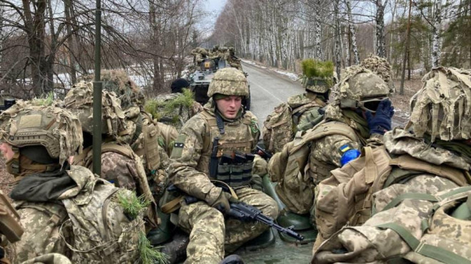 Lực lượng Ukraine tham gia các cuộc diễn tập chiến thuật ở một địa điểm không xác định tại Ukraine. Ảnh: Reuters