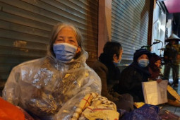 Tin tức trong ngày - Người cơ nhỡ co ro trong giá rét 8 độ C ở Hà Nội