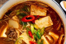 Ẩm thực - Canh tương đậu Hàn Quốc nóng hổi cho ngày lạnh