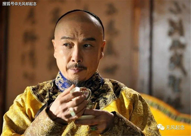 Vua Khang Hy trong phim "Bộ bộ kinh tâm" do Lưu Tùng Nhân đóng.