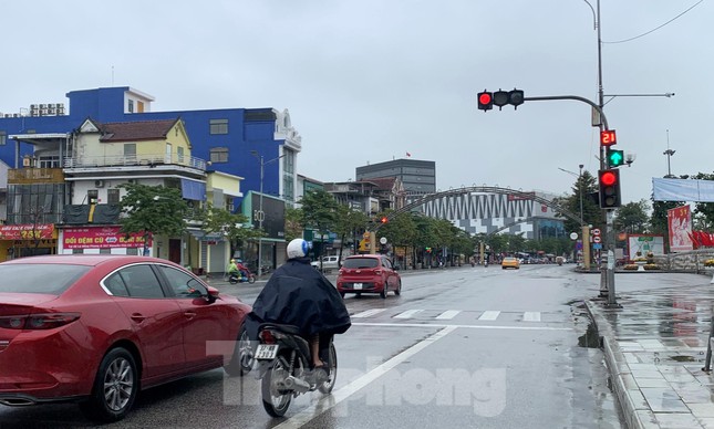 Ngã ba Hồ Tùng Mậu và Nguyễn Văn Cừ đã được tháo biển, cải tạo tín hiệu đèn.