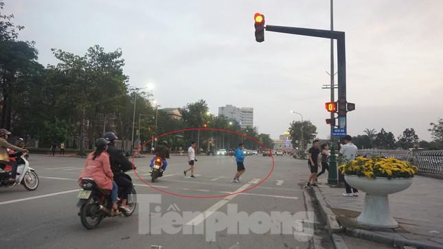 Người đi bộ qua đường khi phương tiện được lưu thông.