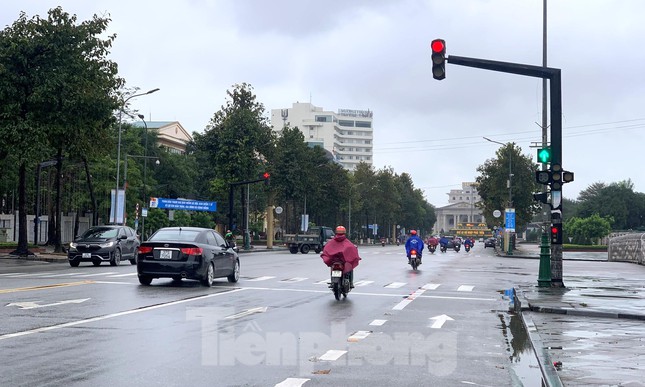 Phương tiện lưu thông xuyên suốt khi đi qua ngã ba Trường Thi giao với An Dương Vương