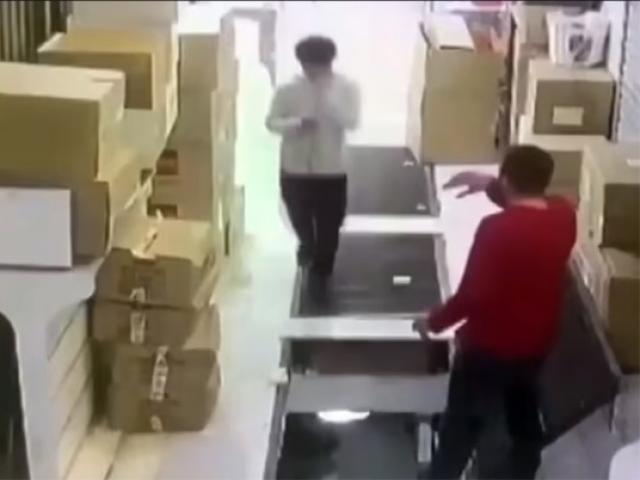 Bạn trẻ - Cuộc sống - Clip: Cắm mặt vào điện thoại, anh chàng gặp một phen hú vía