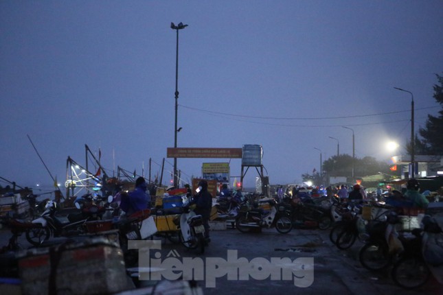 Cảng cá Cửa Sót (xã Thạch Kim, huyện Lộc Hà) là một trong số cảng cá lớn nhất Hà Tĩnh. Nơi đây là địa điểm nhiều tàu cá của các ngư dân vào tránh trú khi mưa bão, cũng như là nơi mua bán hải sản sôi động.