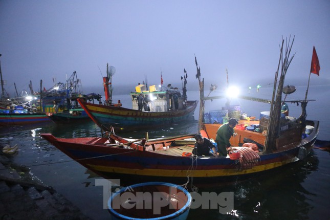 Hàng chục tàu cá của ngư dân cập cảng cá Cửa Sót, xã Thạch Kim (huyện Lộc Hà, Hà Tĩnh), trên khoang đầy ắp cá, tôm.